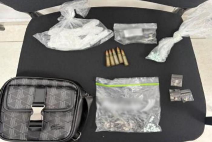 Caen tres con dr0/ga, armas y equipos de comunicación, en Morelia