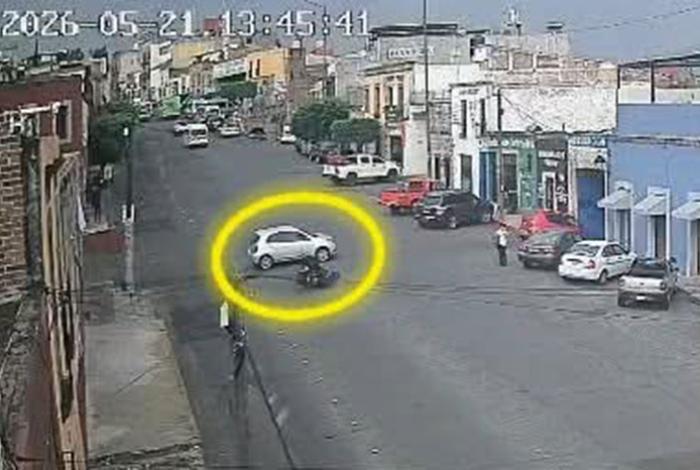 Cámara capta derrape y choque de motociclista contra auto en el Centro de Morelia