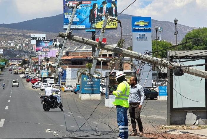 Camión chatarrero se atora en cableado y derriba postes de la CFE, en el Libramiento Poniente de Morelia