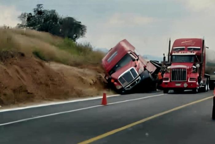 Camión con amoníaco vuelca sobre la Pátzcuaro-Cuitzeo