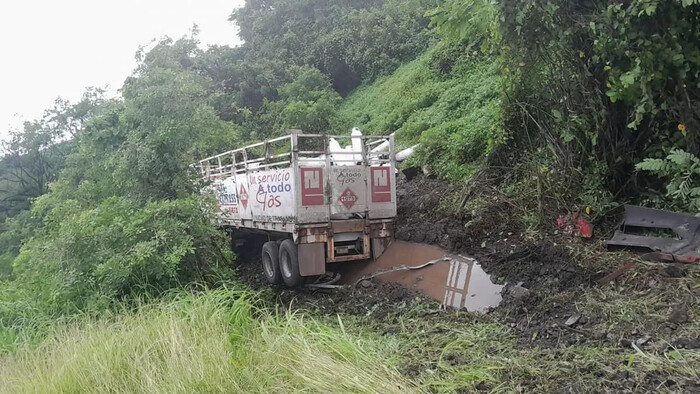 Camión de Gas LP se Accidenta en Desnivel de la Autopista Siglo XXI