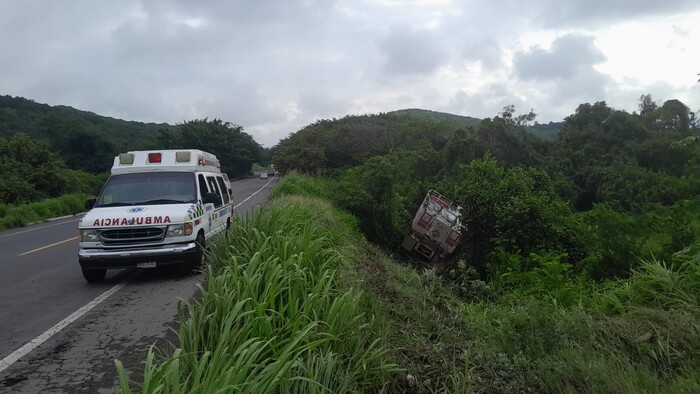 Camión de gas LP se accidenta y termina en desnivel