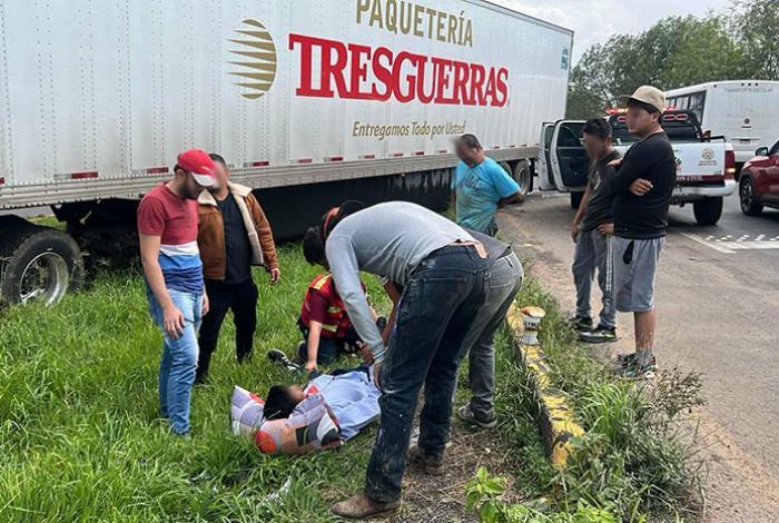 Camión de paquetería choca en la carretera Morelia-Pátzcuaro
