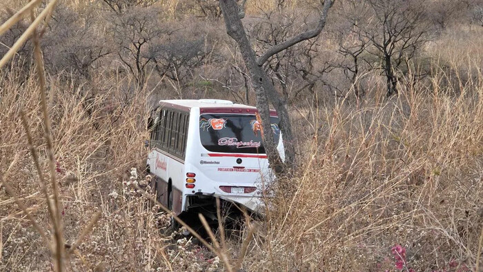 Camión de pasajeros se va un desnivel en la carretera Jacona – Jiquilpan