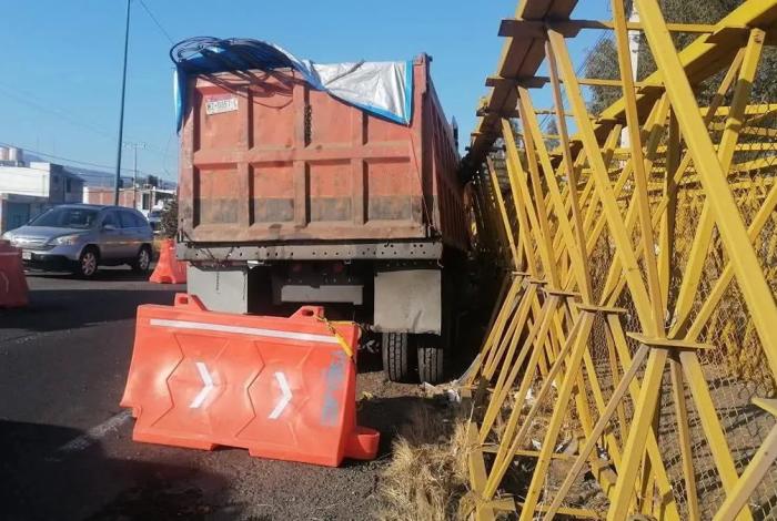 Camión de volteo se impacta contra puente en la Av. Madero Poniente de Morelia