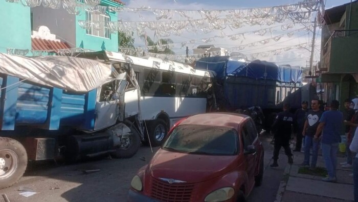 Camión de volteo se queda sin frenos y mata a 2 personas; hay cuatro lesionados