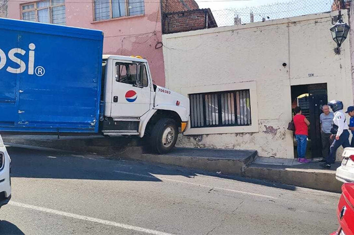 Camión fresquero choca contra banqueta y casa, en Morelia, en la bajada de la Héroes de Nacozari