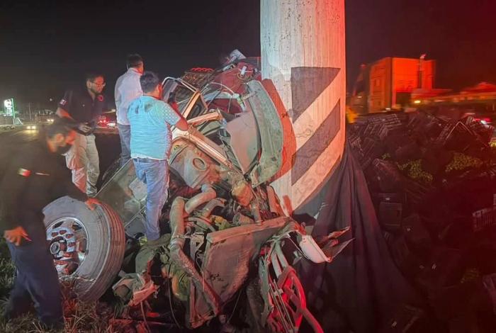 Camión limonero choca contra base de puente en la Morelia-Pátzcuaro; hay un muerto y un herido