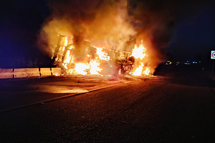 Camión limonero vuelca y se incendia en la carretera Apatzingán – Cuatro Caminos