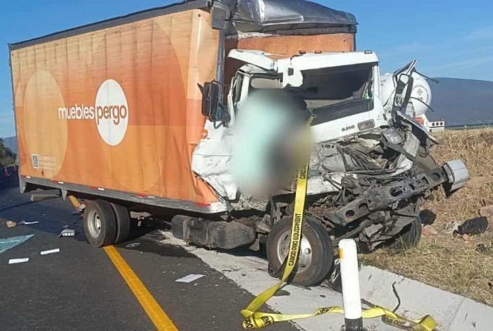 Camión mueblero choca en la autopista México-Guadalajara; hay 1 muerto y 2 heridos