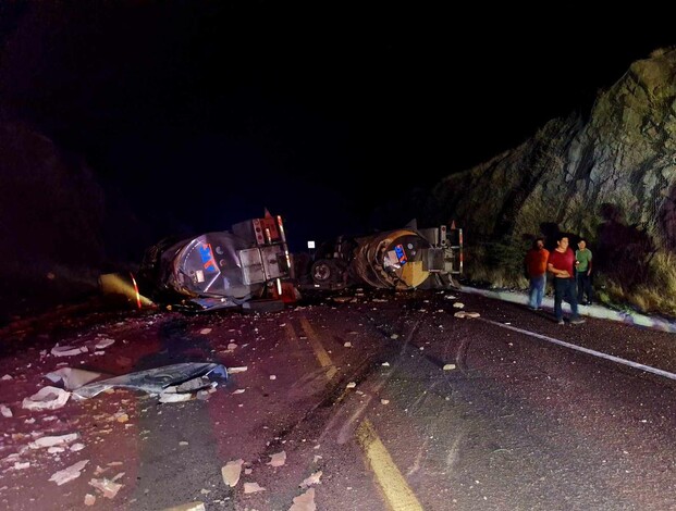 Camión pipa se accidenta en la Siglo XXI; hay un transportista sin vida