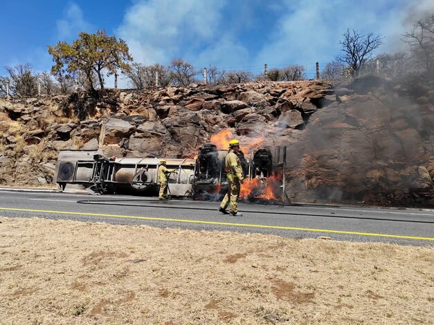 Camión pipa vuelca y se incendia en la región de Panindícuaro