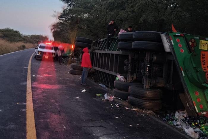Camión refresquero vuelca en Ecuandureo y se desata rapiña