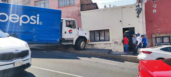 Camión repartidor choca contra casa al norte de Morelia