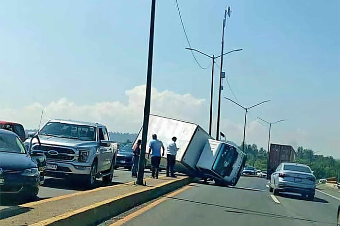 Camión repartidor vuelca parcialmente en puente de la Morelia-Pátzcuaro