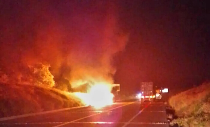 Camión se incendia en la autopista Siglo XXI sin dejar heridos