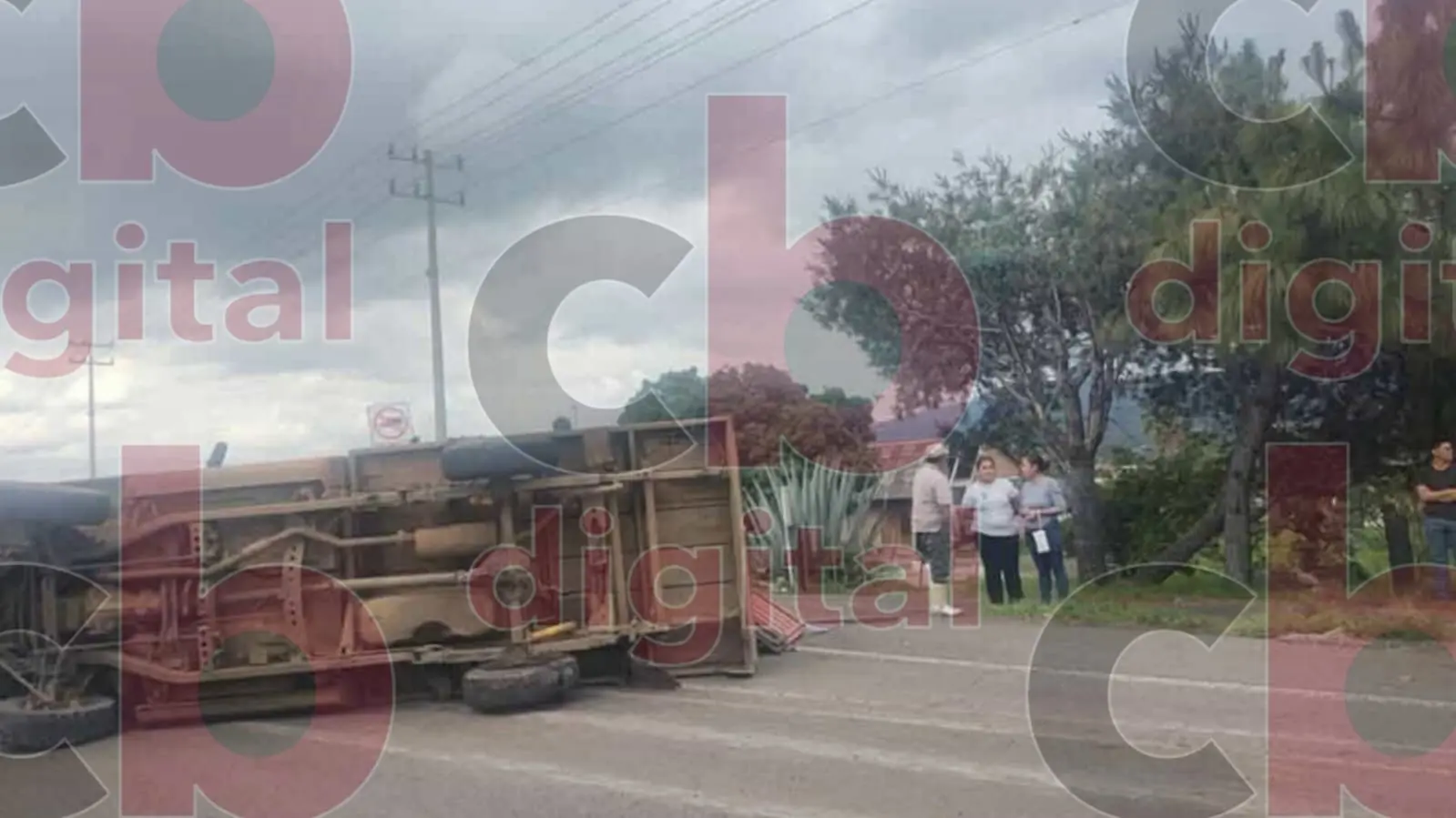 Camión termina volcado en la Morelia-Pátzcuaro