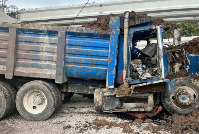 Camión torton sin frenos embiste varios vehículos en Zitácuaro; chofer queda herido