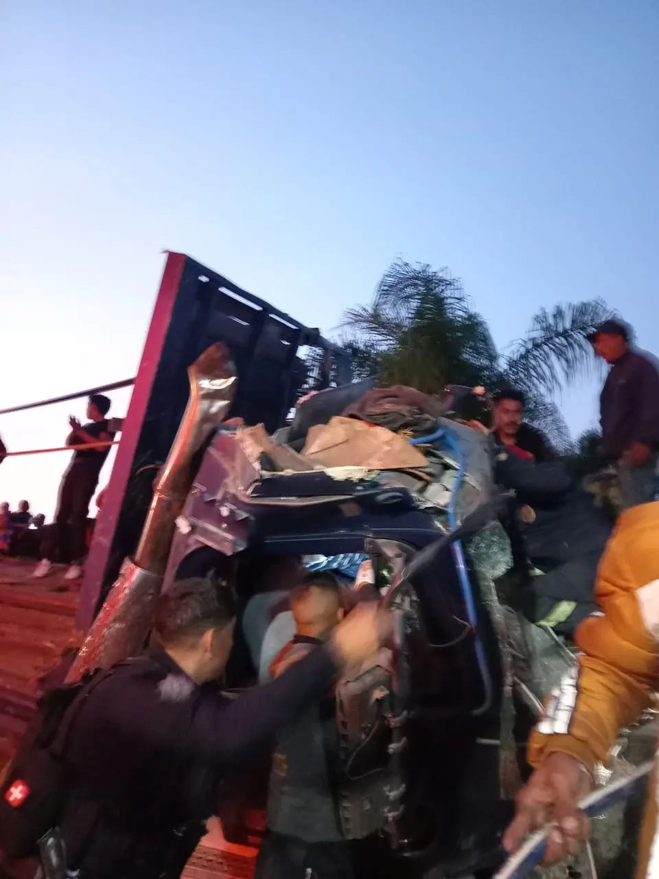 Camión torton vuelca en la carretera Aputzio–Zitácuaro; rescatan al conductor prensado