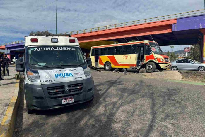 Camión urbano choca contra bolardos al poniente de Morelia; hay 3 menores heridos