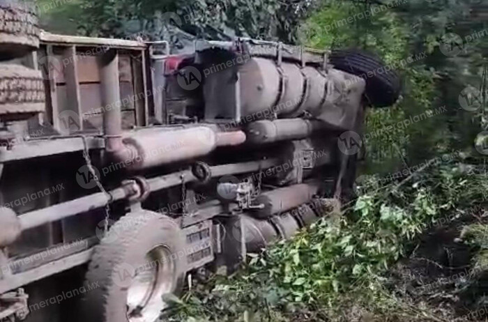 Camión vuelca y se estrella, en carretera de Uruapan