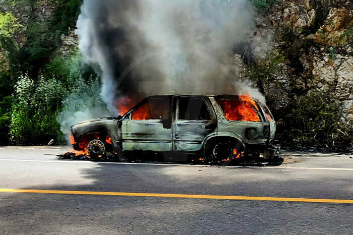 Camioneta arde en llamas sobre la autopista Siglo XXI