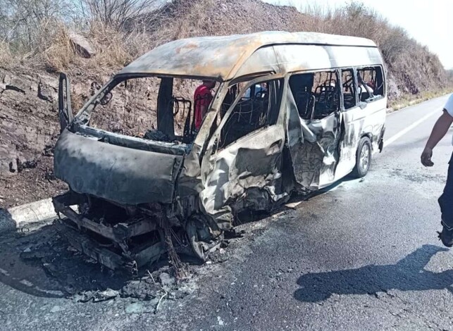 Camioneta arde en llamas después de chocar contra camión militar