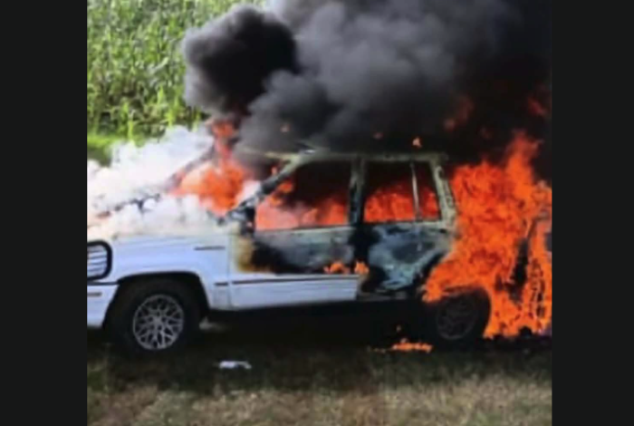 Camioneta arde en llamas a la orilla de la carretera Purépero-Tlazazalca