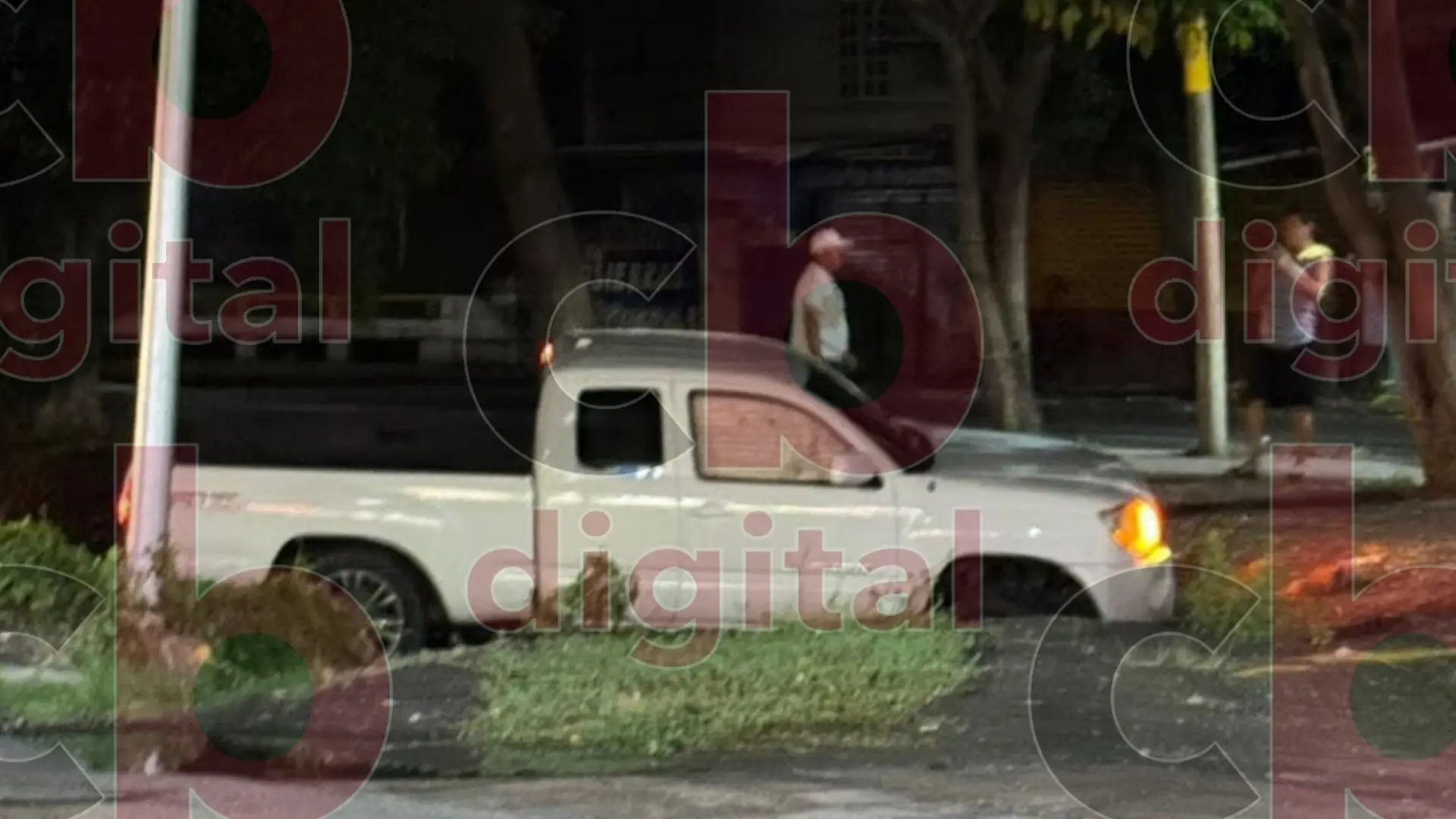 Camioneta cae a desnivel en Apatzingán