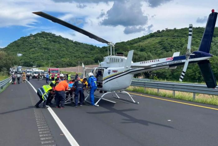Camioneta cae a un barranco en la México-Guadalajara; hay un muerto y tres heridos