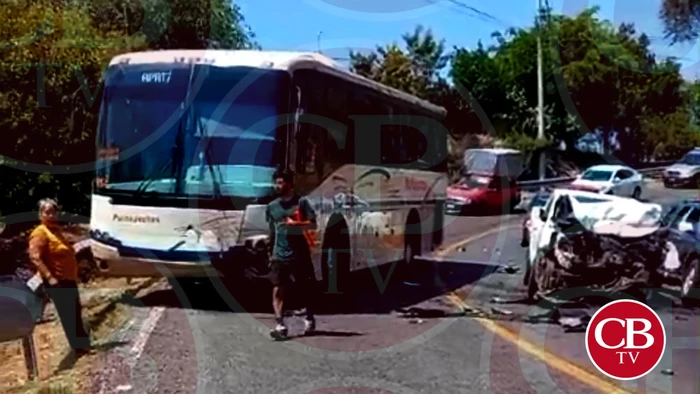 Camioneta choca autobús, en la carretera Uruapan – Lombardía