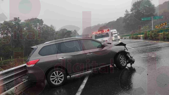 Camioneta choca barrera de contención en la Siglo XXI