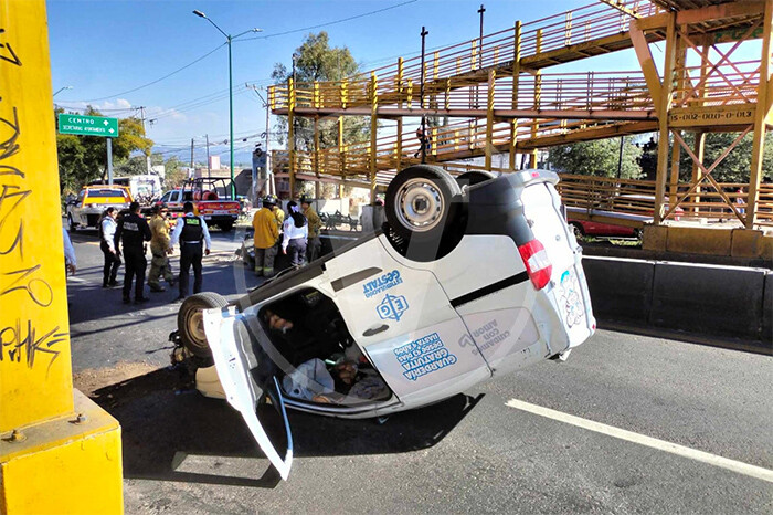 Camioneta choca con muro de contención en la Madero poniente y vuelca, en Morelia