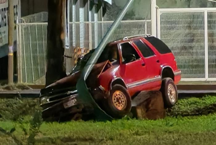 Camioneta choca contra árbol en el Libramiento Norte de Morelia; hay 3 heridos