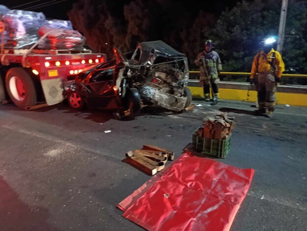 Camioneta choca contra auto en el libramiento de Morelia; familia queda herida