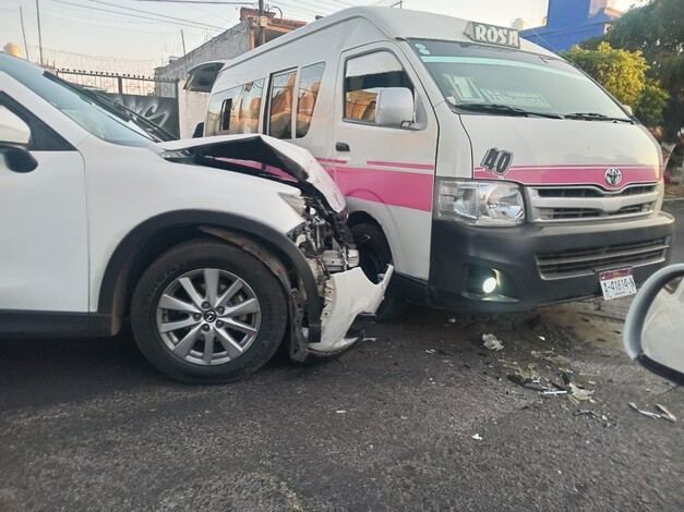 Camioneta choca contra combi en la colonia Lomas del Tecnológico, al norte de Morelia