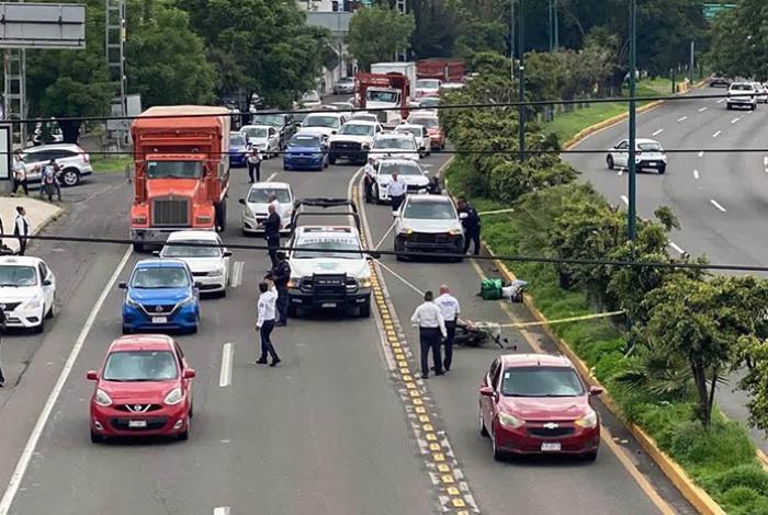 Camioneta choca contra dos motociclistas en el Libramiento de Morelia; uno de ellos muere