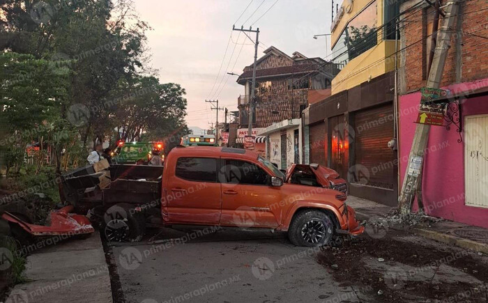 Camioneta choca contra poste en la López Mateos de Morelia