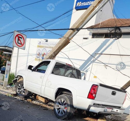 Camioneta choca contra poste en la salida a Mil Cumbres