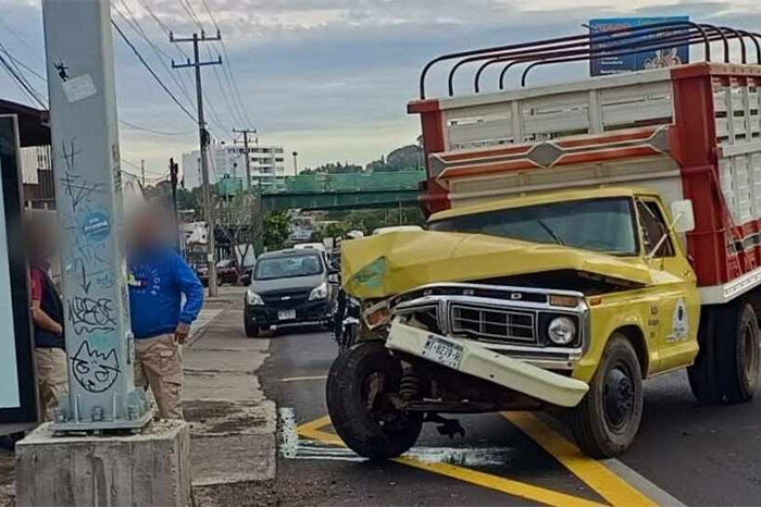 Camioneta choca contra poste del C5i en el periférico sur de Morelia