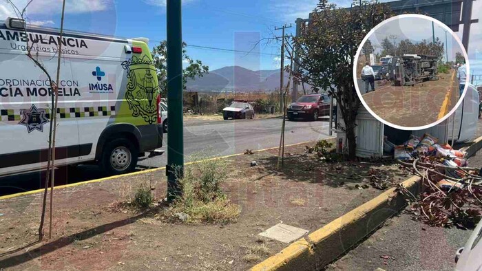 Camioneta choca un auto y termina volcada en Morelia