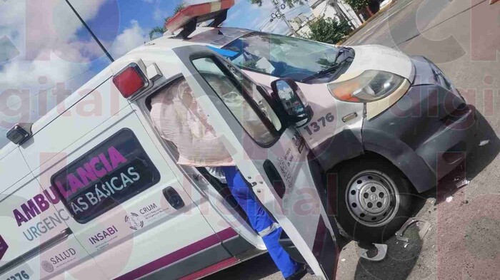 Camioneta choca una ambulancia en Morelia y se da a la fuga