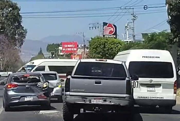 Camioneta con llanta ponchada provoca accidente múltiple en el Libramiento Oriente de Morelia