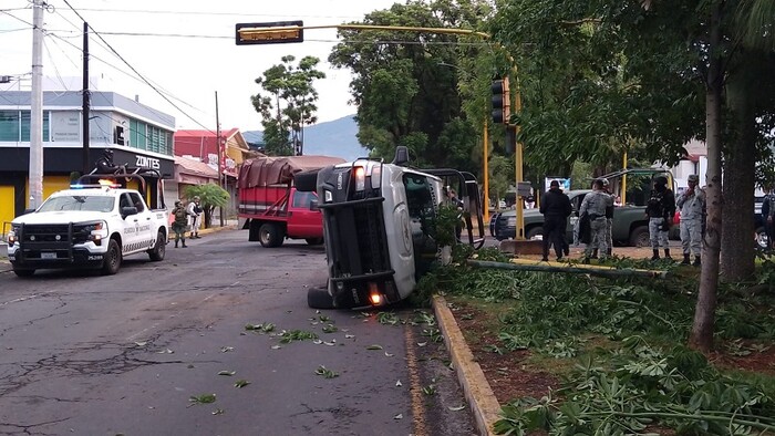 Camioneta de la GN vuelca tras fuerte choque en Paseo Lázaro Cárdenas, en Uruapan