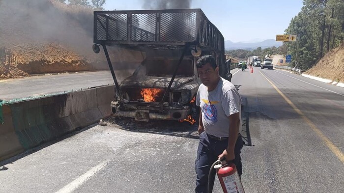 Camioneta de redilas quedó reducida a cenizas en la Siglo XXI