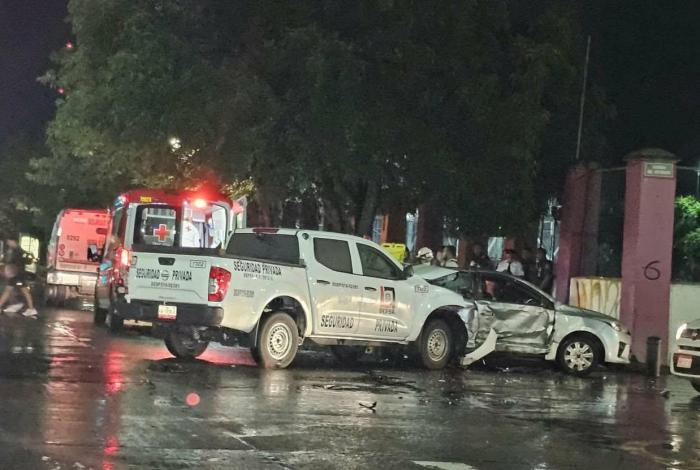 Camioneta de seguridad privada, SEPSA y automóvil chocan sobre avenida Acueducto en Morelia