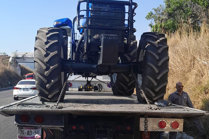 Camioneta de turismo choca por alcance contra un tráiler en la Siglo XXI