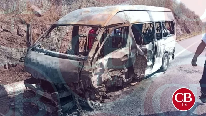 Camioneta de turismo choca con militares y se incendia