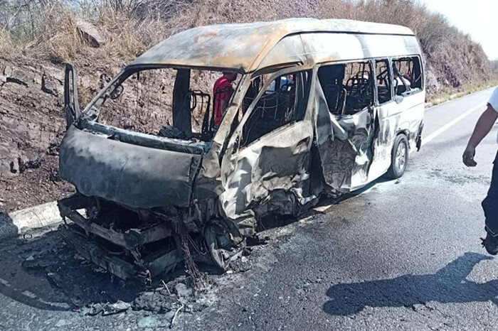 Camioneta de turismo se incendia tras chocar contra un camión militar, en la Siglo XXI