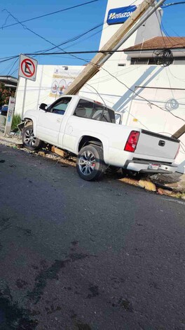 Camioneta derriba postes en la avenida Camelinas